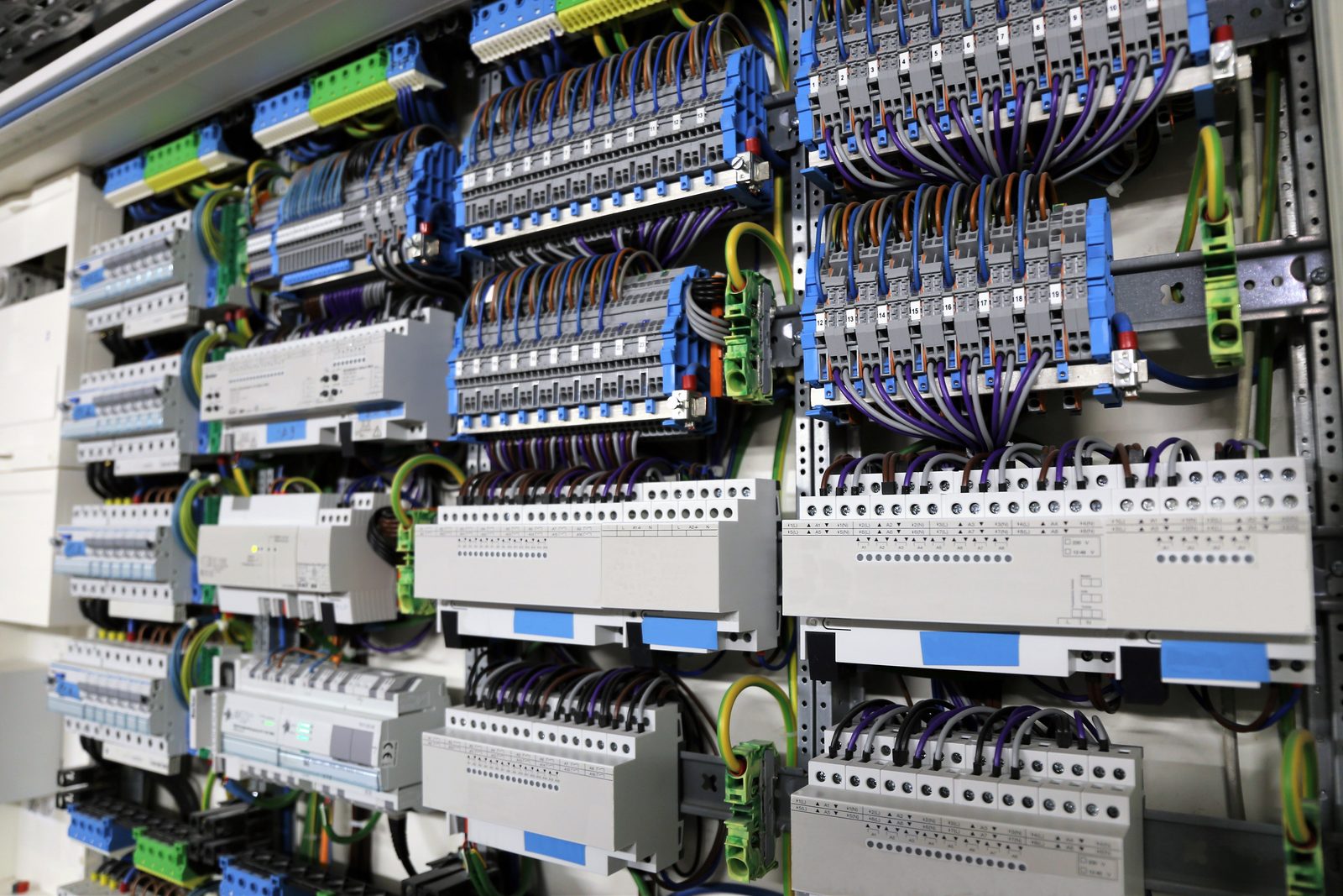 Fertiger KNX-Schaltschrank aus der PIESCO-Werkstatt